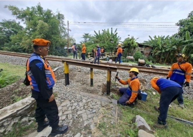 
 KAI Daop 7 Madiun Tutup Permanen Perlintasan Sebidang Tak Resmi Guna Cegah Kecelakaan, Ini Target Lokasinya!