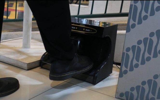 
 Hujan Intens, KAI Daop 6 Sediakan Pengering Payung dan Pembersih Sepatu Elektrik di Stasiun