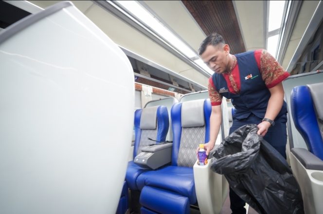 
 Petugas OTC KAI Services Siaga Tanpa Jeda Jaga Kenyamanan Penumpang Kereta Api