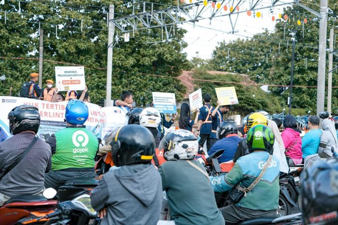 
 KAI Daop 1 Jakarta Gelar Sosialisasi Keselamatan di Perlintasan Sebidang di JPL Bekasi