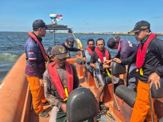 KPLP Tanjung Priok saat evakuasi kru kapal nelayan yang alami kecelakaan di alur Pelabuhan Tanjung Priok. Foto istimewa/KPLP PPLP Tanjung Priok 