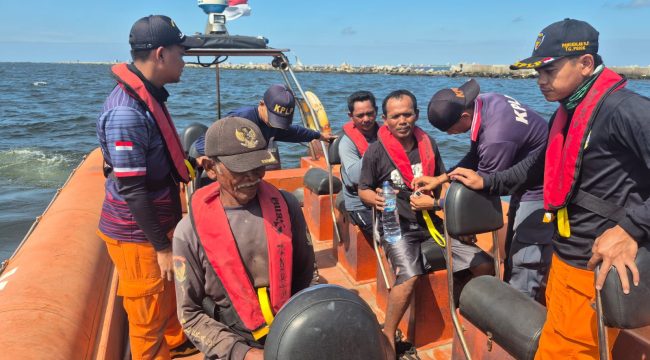 KPLP Tanjung Priok saat evakuasi kru kapal nelayan yang alami kecelakaan di alur Pelabuhan Tanjung Priok. Foto istimewa/KPLP PPLP Tanjung Priok 