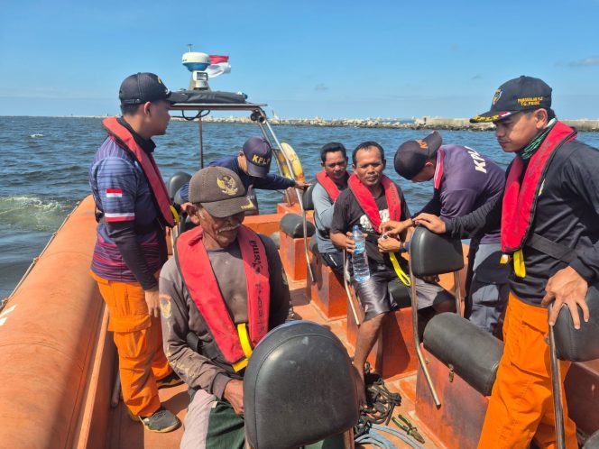 
 KPLP Tanjung Priok saat evakuasi kru kapal nelayan yang alami kecelakaan di alur Pelabuhan Tanjung Priok. Foto istimewa/KPLP PPLP Tanjung Priok 