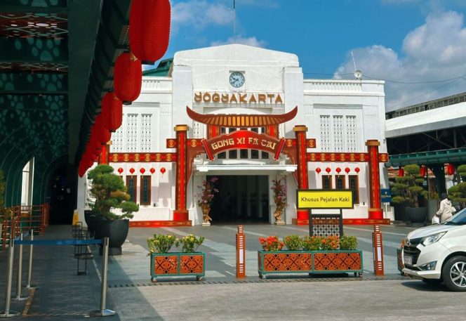 
 Jelang Imlek 2026, KAI Daop 6 Yogyakarta Hadirkan Dekorasi Tematik di Sejumlah Stasiun