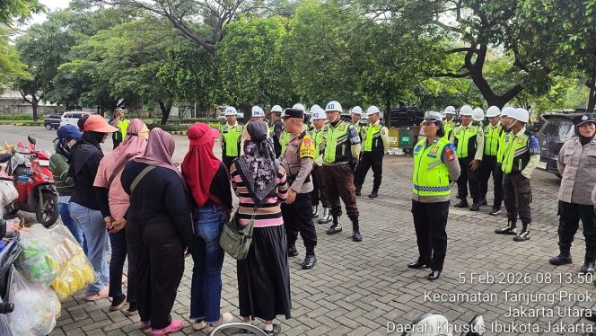
 Polres Pelabuhan Tanjung Priok Bagikan Helm SNI kepada Pedagang dalam Ops Keselamatan Jaya 2026