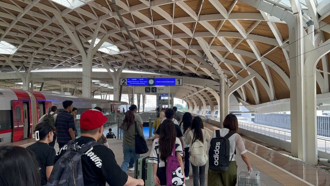 
 Tertinggal Kereta Tak Perlu Panik, Tiket Whoosh Dapat Reschedule Hingga 15 Menit Setelah Jadwal Keberangkatan