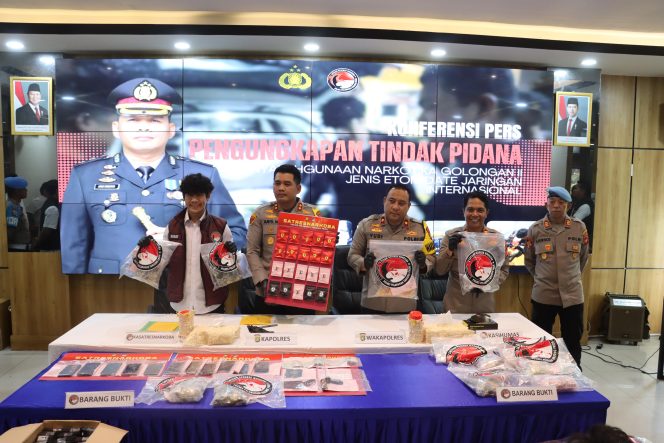 
 Polres Pelabuhan Tanjung Priok Bongkar Jaringan Internasional Narkotika Etomidate Berkedok Liquid Vape, Selamatkan 30 Ribu Jiwa!