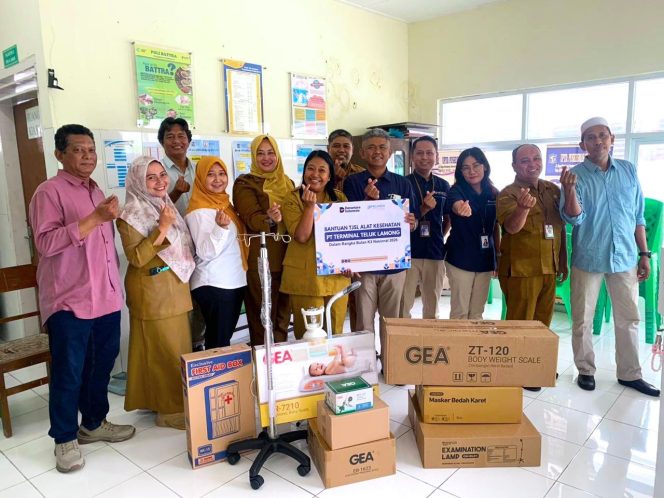 
 Dukung Puskesmas Pesisir, Terminal Teluk Lamong Salurkan Bantuan Alat Kesehatan