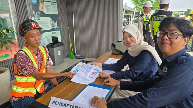 
 Periksa kesehatan gratis bagi sopir truk di Terminal Teluk Lamong 