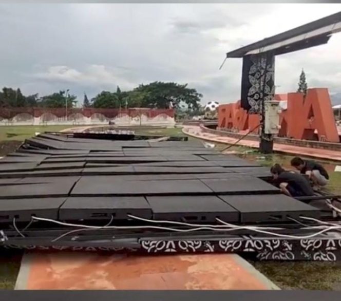 
 Cuaca Extreme Yang Melanda Bogor, Tumbangkan Pohon Hingga Atap Stadion Pakansari