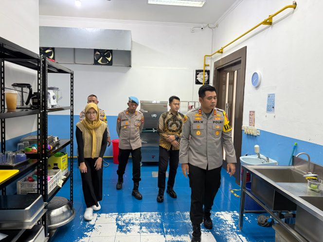 
 Kapolres Pelabuhan Tanjung Priok Ikuti Peresmian dan Groundbreaking 1.179 SPPG Polri serta 18 Gudang Ketahanan Pangan oleh Presiden RI Secara Virtual