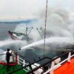 Pemadaman api di kebakaran kapal nelayan.foto istimewa/PPLP Tanjung Priok
