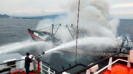 Pemadaman api di kebakaran kapal nelayan.foto istimewa/PPLP Tanjung Priok