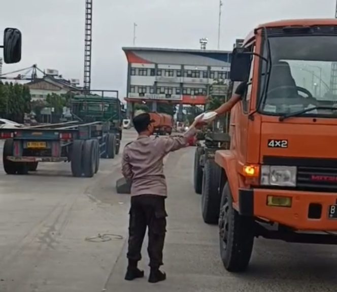 
 Polres Pelabuhan Tanjung Priok Berbagi Takjil, Silaturahmi dengan Masyarakat di Bulan Ramadan & Imbauan Kamtibmas