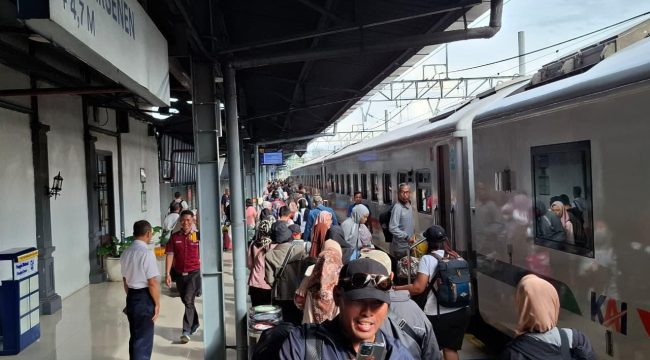 Penumpang KA ramai di Stasiun Pasar Senen.(KAI)