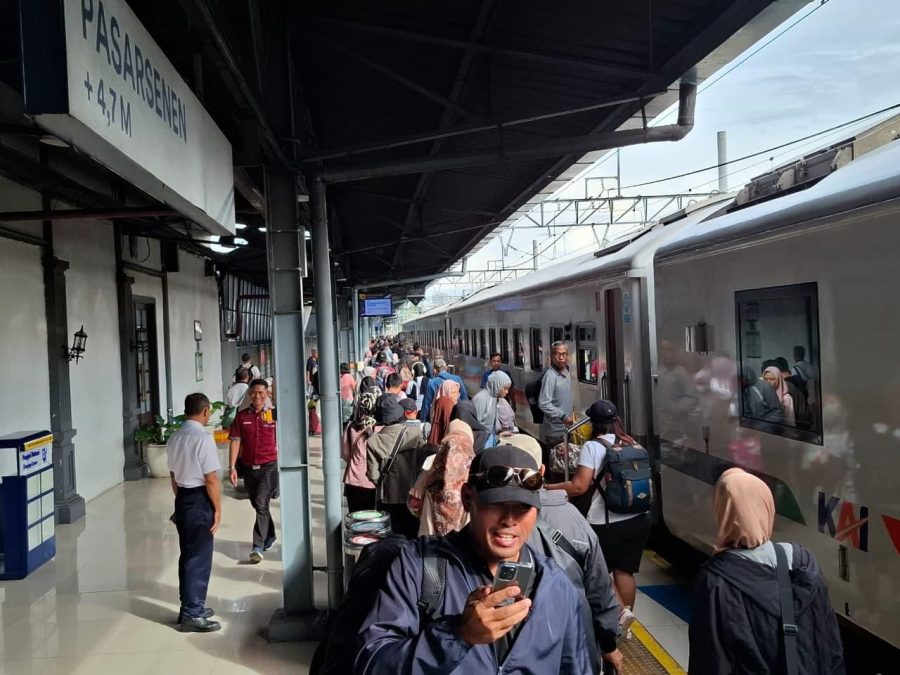 Penumpang KA ramai di Stasiun Pasar Senen.(KAI)