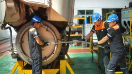 Petugas Balai Yasa Lahat melakukan perawatan intensif pada rangkaian kereta api untuk memastikan seluruh sarana dalam kondisi prima sebelum kembali beroperasi. Optimalisasi perawatan ini menjadi bagian dari komitmen KAI dalam menjaga keselamatan, keandalan, dan kelancaran perjalanan kereta api barang dan penumpang di Sumatera Selatan.