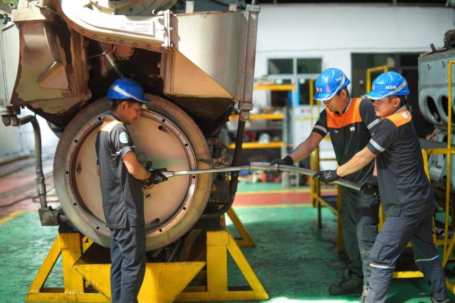 
 Petugas Balai Yasa Lahat melakukan perawatan intensif pada rangkaian kereta api untuk memastikan seluruh sarana dalam kondisi prima sebelum kembali beroperasi. Optimalisasi perawatan ini menjadi bagian dari komitmen KAI dalam menjaga keselamatan, keandalan, dan kelancaran perjalanan kereta api barang dan penumpang di Sumatera Selatan.