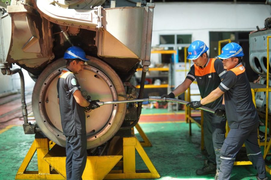 Petugas Balai Yasa Lahat melakukan perawatan intensif pada rangkaian kereta api untuk memastikan seluruh sarana dalam kondisi prima sebelum kembali beroperasi. Optimalisasi perawatan ini menjadi bagian dari komitmen KAI dalam menjaga keselamatan, keandalan, dan kelancaran perjalanan kereta api barang dan penumpang di Sumatera Selatan.