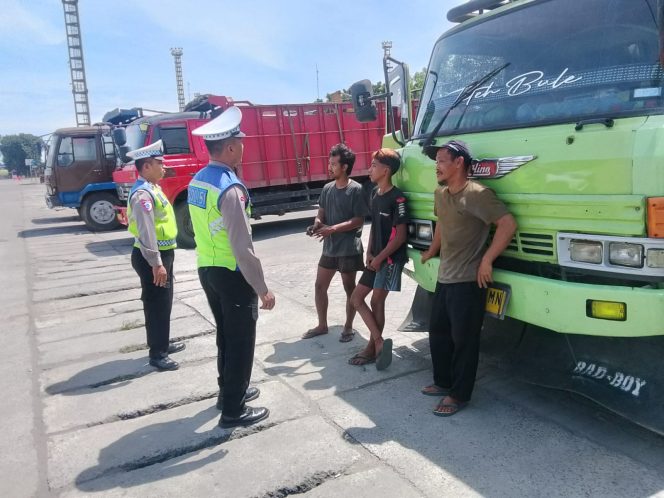 
 Satlantas Polres Pelabuhan Tanjung Priok Intensifkan Patroli dan Himbauan Humanis di Buffer Area Pelabuhan