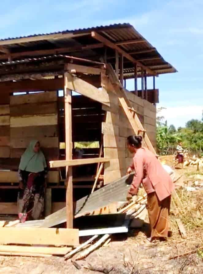 
 Bantuan Pemerintah Tak Kunjung Datang, Warga Kute Reje Gotong Royong Bangun Huntara