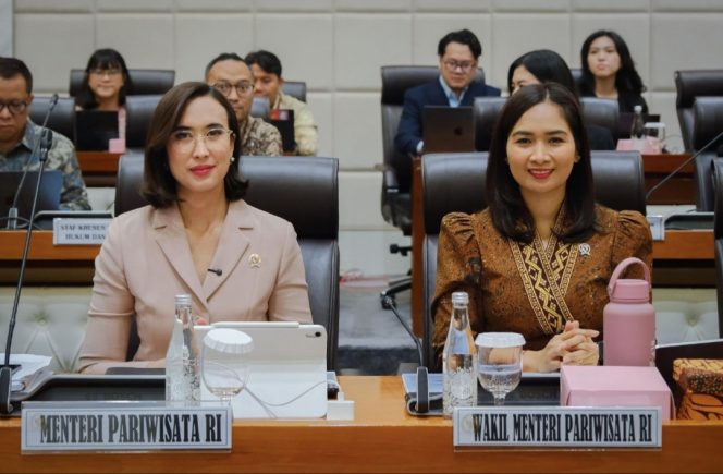 
 Menpar dan Wamenpar di Gedung DPR