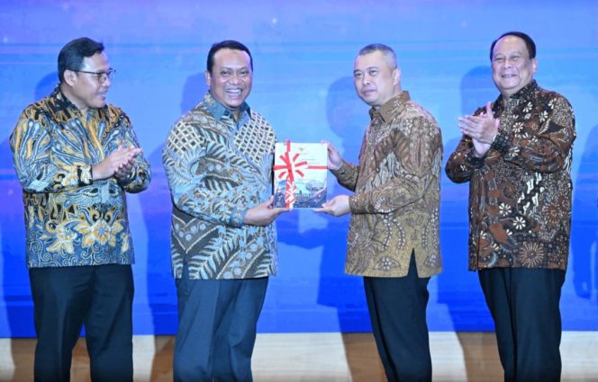 
 Menhub didampingi Wamenhub bersama Kepala BPK RI