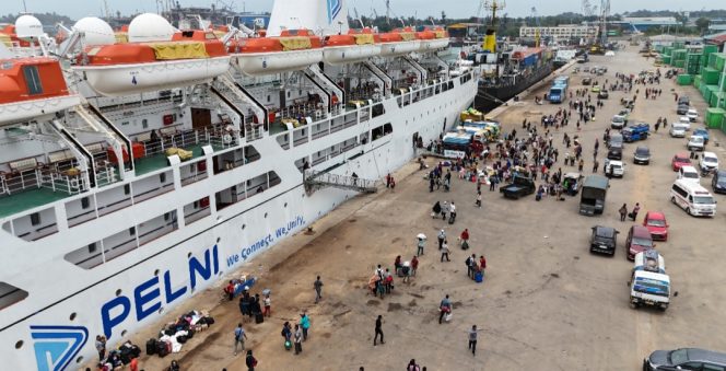 
 Penumpang kapal PELNI 