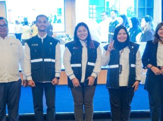 Dirut  PTP Nonpetikemas bersama tim Komunikasi Perusahaan