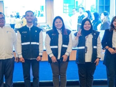 Dirut  PTP Nonpetikemas bersama tim Komunikasi Perusahaan