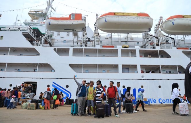 
 Penumpang kapal PELNI