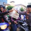 Polri berbagi kasih kepada pengemudi sepeda motor
