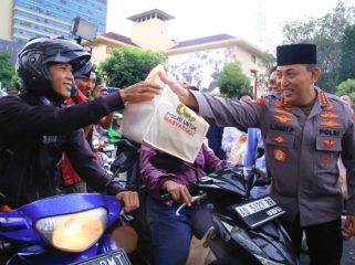 Polri berbagi kasih kepada pengemudi sepeda motor