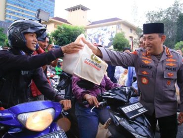 Polri berbagi kasih kepada pengemudi sepeda motor