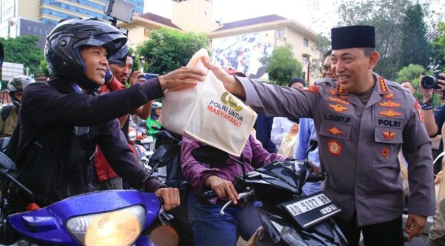 Polri berbagi kasih kepada pengemudi sepeda motor
