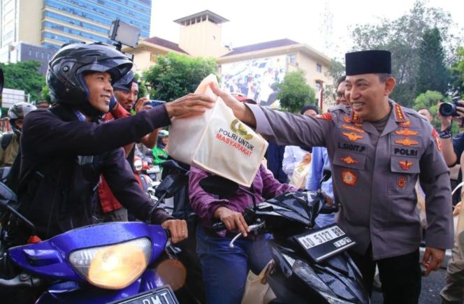 
 Polri berbagi kasih kepada pengemudi sepeda motor