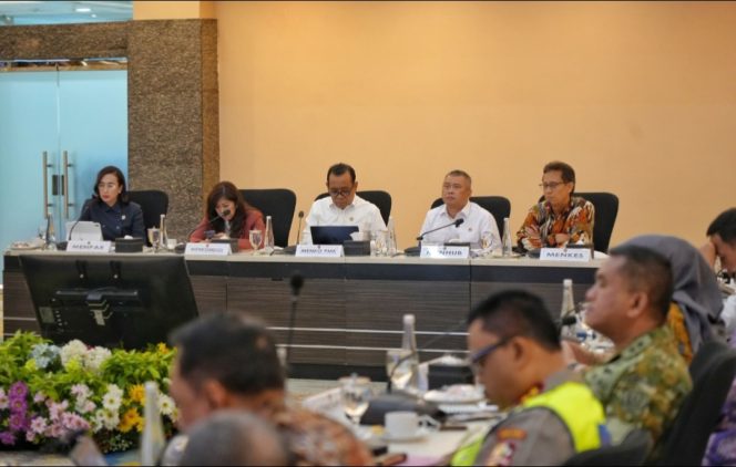 
 Menhub, Menko PMK, dan pejabat lainnya