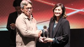 Sekper PTP Nonpetikemas saat menerima penghargaan