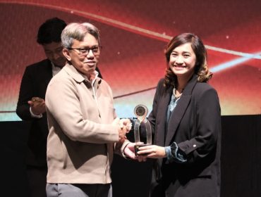 Sekper PTP Nonpetikemas saat menerima penghargaan