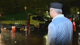 Menhub saat meninjau angkutan barang (BKIP)