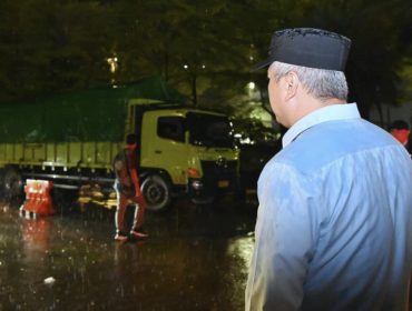 Menhub saat meninjau angkutan barang (BKIP)