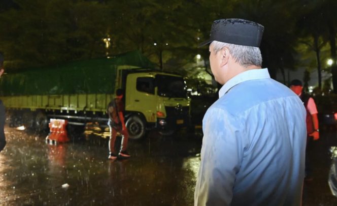 
 Menhub saat meninjau angkutan barang (BKIP)