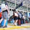 Suasana penumpang di simpul transportasi saat liburan