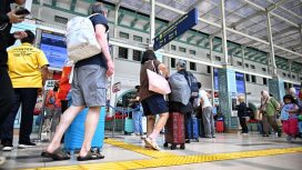 Suasana penumpang di simpul transportasi saat liburan