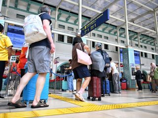 Suasana penumpang di simpul transportasi saat liburan