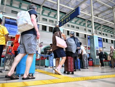 Suasana penumpang di simpul transportasi saat liburan