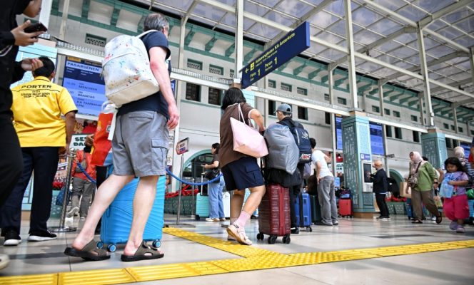 
 Suasana penumpang di simpul transportasi saat liburan