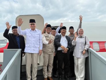 Wamenhaj, Dirut Garuda, dan rombongan saat peresmian hibah armada Garuda di Aceh