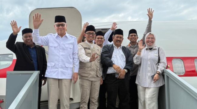 Wamenhaj, Dirut Garuda, dan rombongan saat peresmian hibah armada Garuda di Aceh