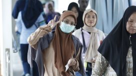 Penumpang kapal penyeberangan